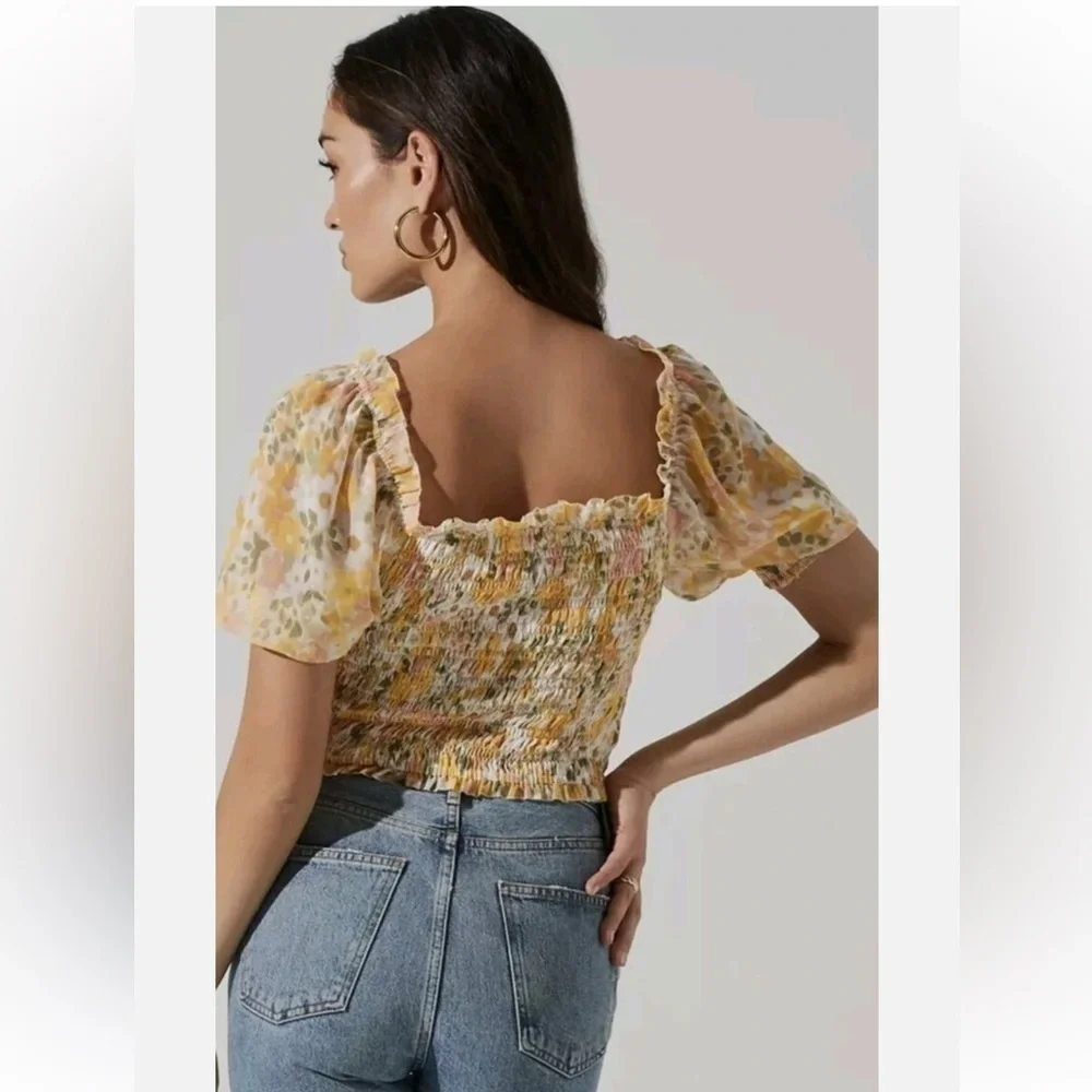 Astr the label yellow floral smocked crop top with puff sleeves.